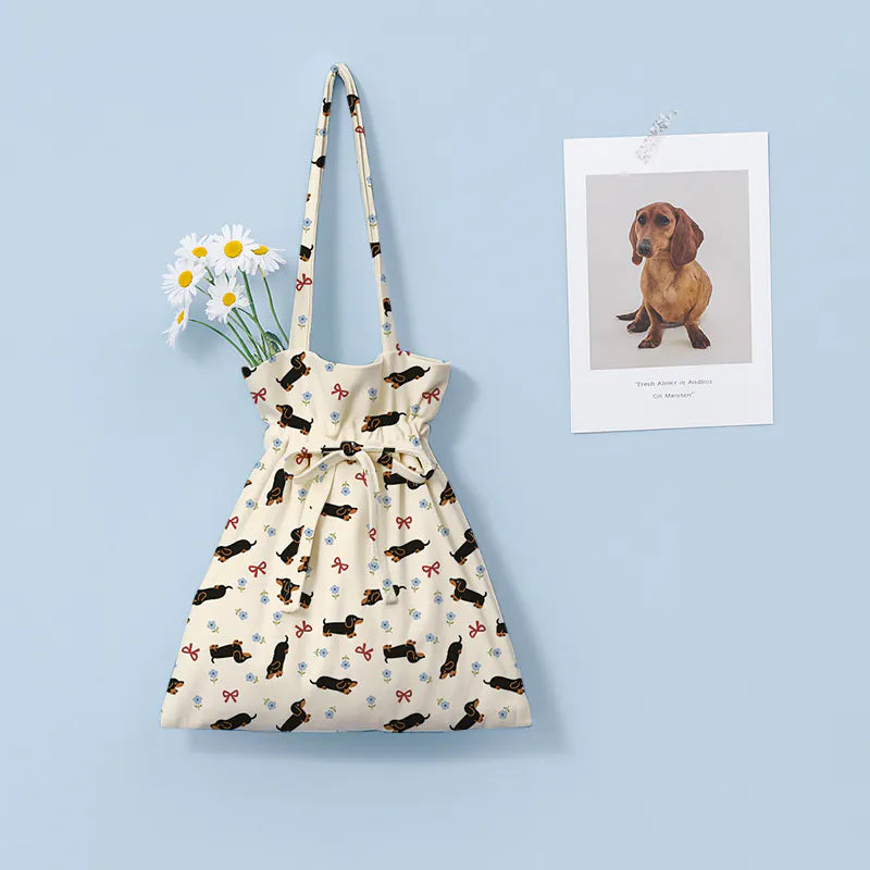 お花畑のダックスフント